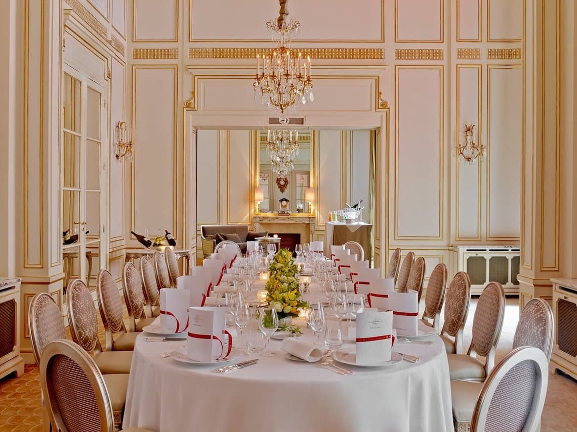 отель plaza athenee париж